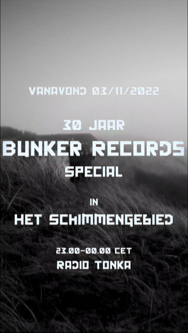 Aankondigingsposter met een zwart-wit foto van een oude bunker uit de Tweede Wereldoorlog in de Scheveningse duinen met daarop de aankondiging voor een Bunker Records special in Het Schimmengebied vanavond op Radio Tonka